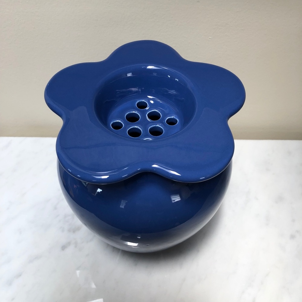 Vintage 1960's MCM Periwinkle Blue Flower Vase Removable Scalloped Flower Frog